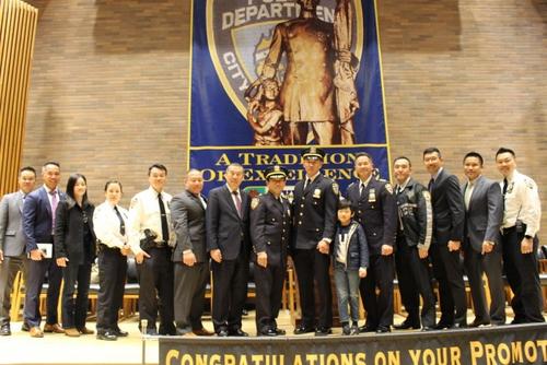 中国侨网图为部分纽约市警亚裔警官协会成员参加典礼祝贺同事晋升。（美国《世界日报》/张晨 摄)