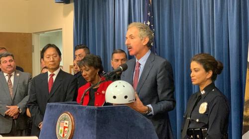 中国侨网图为洛杉矶市检察长富尔(Mike Feuer)介绍问题。(美国《世界日报》/王子铭 摄)