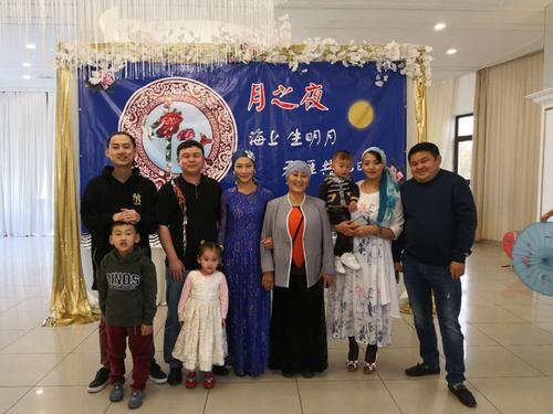 中国侨网图为2018年中秋节时，马文英（左4）携全家人与在吉华侨华人共度中秋佳节。（吉尔吉斯斯坦《丝路新观察》）