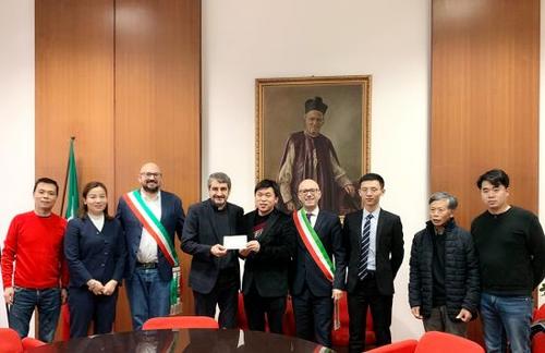 中国侨网中国驻米兰总领馆领事部主任蔡蕾（左二）出席捐款活动。（欧联通讯社/赵曦 摄）