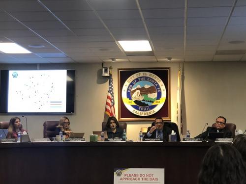 中国侨网图为开放大麻厂和大麻店的提案在艾尔蒙地市议会通过一读。(美国《世界日报》/王若然 摄)