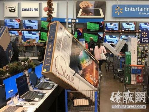 中国侨网图为柔似蜜市沃尔玛连锁店大屏幕彩电购物车塞满商场。(美国侨报网/高睿 摄)
