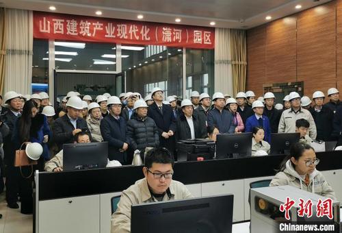 中国侨网百余位侨商在山西建筑产业现代化潇河园区参观。 杨杰英 摄