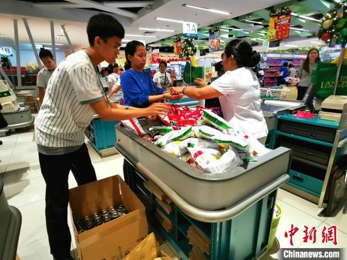中国侨网2日傍晚，中新社记者在菲律宾首都马尼拉CBD马卡蒂Landmark大型超市所见，副食品供应充足，价格平稳，不少市民前来采购。　关向东　摄