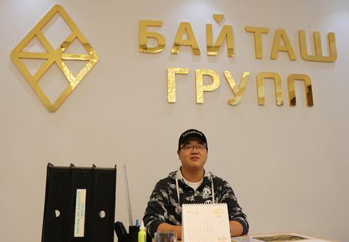 中国侨网图为吉国华人帖军。越来越多的年轻一代选择走出国门,在更广阔的世界舞台上追寻梦想。(吉尔吉斯斯坦《丝路新观察》)