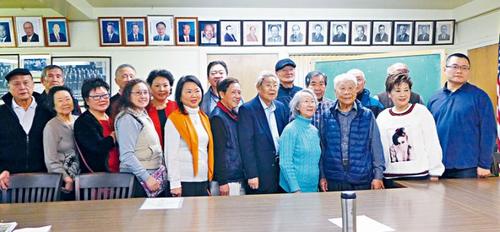 中国侨网图为中华会馆选举之后出席之董事们合影。(美国《世界日报》/梁敏育 摄)