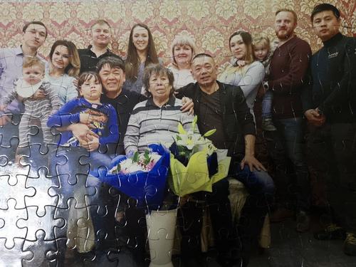 中国侨网图为吉尔吉斯斯坦老华人黄娜丽莎（第一排中）与家人合影。（吉尔吉斯斯坦《丝路新观察》）