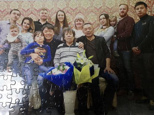 中国侨网图为吉尔吉斯斯坦老华人黄娜丽莎(第一排中)与家人合影。(吉尔吉斯斯坦《丝路新观察》)