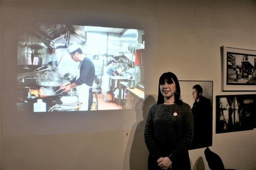 中国侨网图为王洁琳摄影的“陈师傅”(墙上),是她相当喜爱的作品。(美国《世界日报》/陈曼玲 摄)