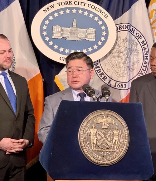 纽约教育理事会成员涉歧视亚裔议员吁开除当事人