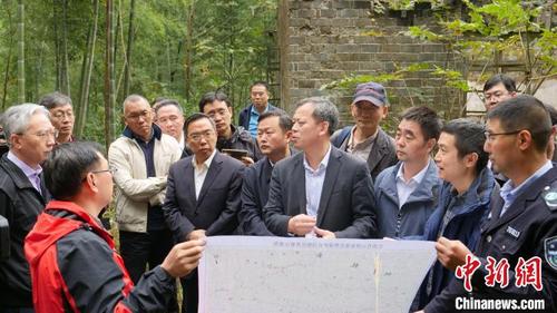 中国侨网专家组考察放归现场。 李传有 摄