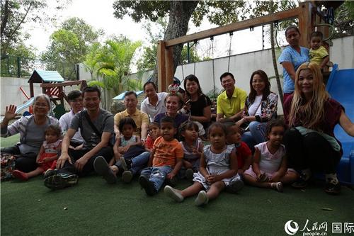 中国侨网旅委侨胞向孤儿捐赠物资 （张卫中摄）