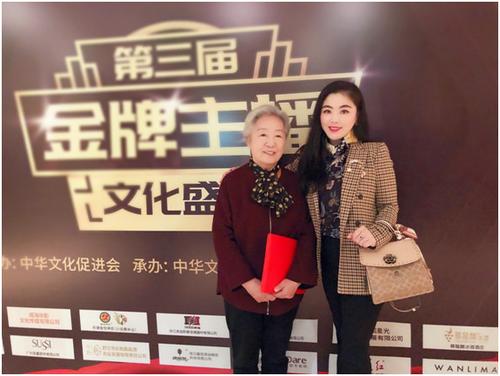 中国侨网图为冮晓蕾与中国著名播音艺术家雅坤老师合影。