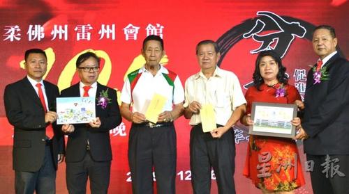 中国侨网受惠单位代表领取报效金后,与颁发人朱兴志(左一起)、李明生、苏国光(右一起)及林书蓉合影留念。(来源:马来西亚《星洲日报》)