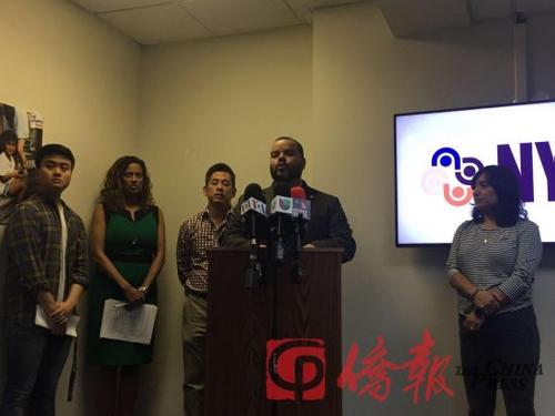 中国侨网图为纽约移民联盟总监崔庆汉(左3)和州众议员Marcos Crespo(左4)等在介绍无证移民如何申请纽约驾照。(美国侨报网/林菁 摄)