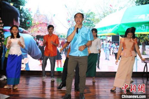 中国侨网图为老挝留学生歌舞表演。　陈秋霞　摄
