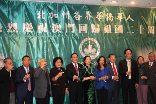 中国侨网图为与会嘉宾祝酒,庆祝澳门回归。(美国《世界日报》/李晗 摄)