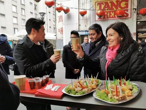 中国侨网伊达尔戈走访陈氏兄弟超市。(《欧洲时报》/靖树 摄)