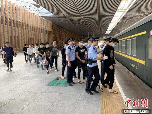 中国侨网截至12月17日，温州警方在全国已抓获犯罪嫌疑人102名。　温州警方供图　摄