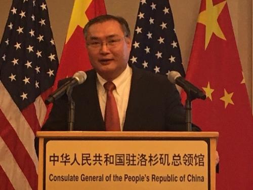 中国侨网张平在致辞中回顾了澳门回归20年来所取得的巨大成就。(美国《世界日报》杨青╱摄)