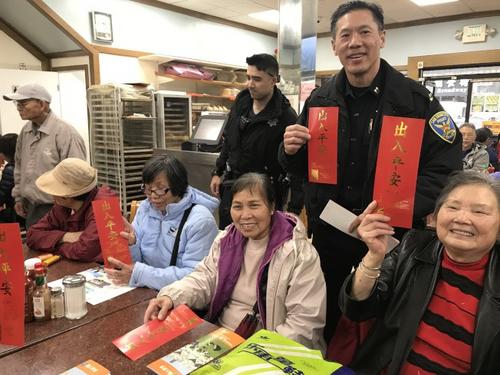 中国农历新年将至旧金山警局为华埠居民分发哨子