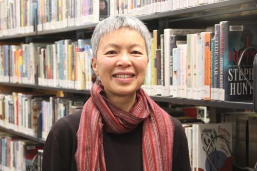 中国侨网谭妙贞荣获全美“最受欢迎的图书管理员”大奖。(美国《世界日报》/李晗 摄)