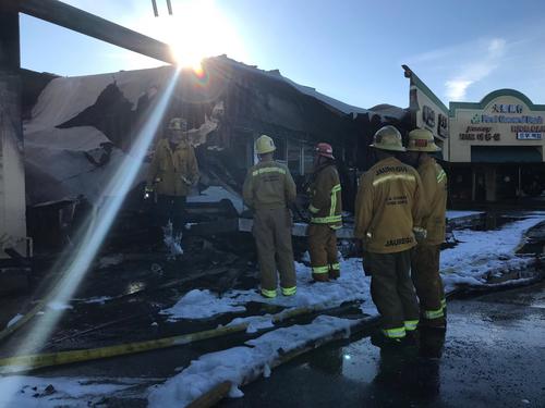 洛杉矶华人聚居地发生大火多个商家险被烧毁