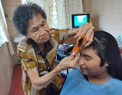 马来西亚华裔阿婆理发60年：一把剪刀也要好好服务