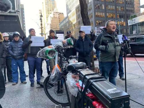 中国侨网华裔外卖郎走上街头,呼吁州长尽快签字让电单车合法化。( 美国《世界日报》/张晨 摄)