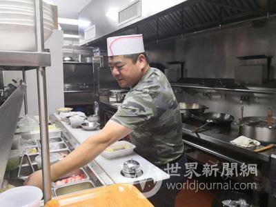 中国侨网林铮细心追求高质量的餐点，赚到丰厚的小费，也让他受到鼓励更努力。(美国《世界日报》／黄伊奕 摄)
