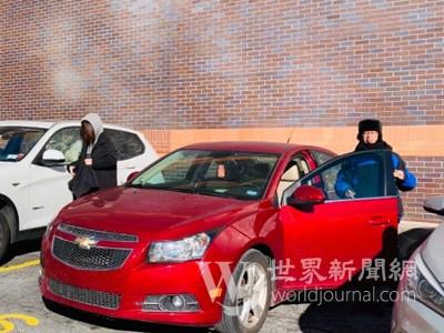 中国侨网许多泊车师傅大冷天仍需长时间在户外工作。(美国《世界日报》/赖蕙榆 摄)