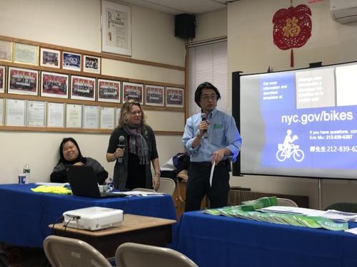 中国侨网缪昱东(发言者)建议餐馆老板让外卖郎浏览市交通局网站,熟悉纽约市自行车安全法规。(美国《世界日报》/颜洁恩 摄)