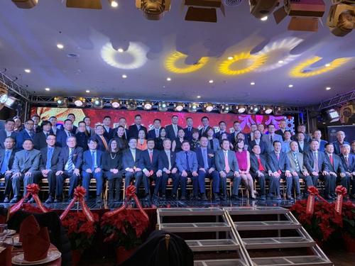 中国侨网美国纽约华人总商会在法拉盛举办圣诞联欢晚会,700多人齐聚共庆。 (美国《世界日报》/赖蕙榆 摄)