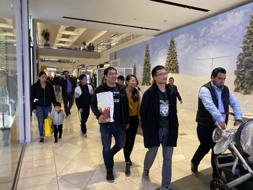 中国侨网不少民众在平安夜前夕到商场最后采买,准备圣诞大餐、圣诞礼物。(美国《世界日报》/林亚歆 摄)