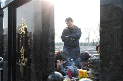 中国侨网12月28日,天津市宁河区永定塔陵,张仁俭夫妇将张轶凡被判无期徒刑的结果告诉女儿,其他亲属哭作一团。