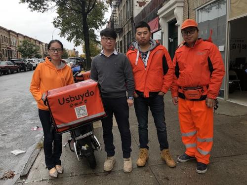 中国侨网朱军(右三)为“买做外卖”平台创始人。(美国《世界日报》/颜洁恩 摄)