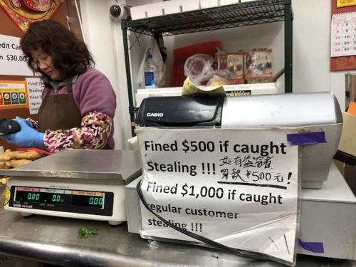 中国侨网美国奥克兰华埠鱼肉王超市内贴满标志，警告小偷被抓会罚款。（美国《世界日报》/刘先进 摄）