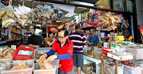 中国侨网海味与腊味市场暂未见买气，店里的人潮也很少。（《星洲日报》/蔡伟传 摄）