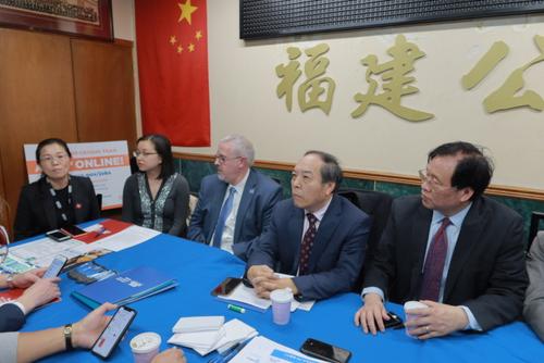 中国侨网贝尔勒(中)至曼哈顿华埠倡导人口普查。(美国《世界日报》张晨/摄)