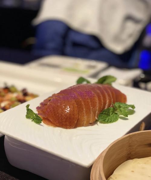 中国侨网大董的招牌烤鸭,却被纽约时报食评称之为“干且无味”。(美国《世界日报》张晨/摄)