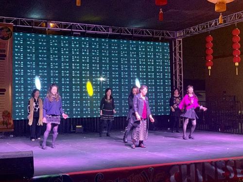 中国侨网华人大妈“中西合璧”广场舞非常接地气。(美国《世界日报》陈开/摄)