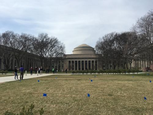 中国侨网MIT发备忘录提醒,ICE或检查外籍博士后、研究人员和从事科学工作的访问学者签证情况。(美国《世界日报》刘晨懿之/摄)