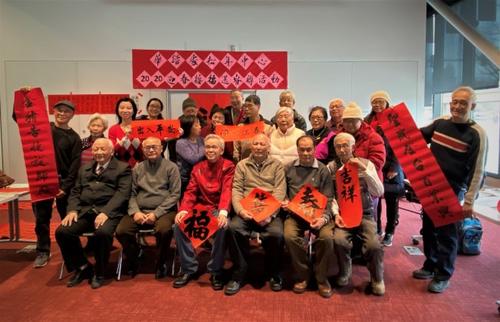 中国侨网近日,美国芝加哥上百位民众涌入华埠图书馆,排队等待五位华人咨询服务处的资深书法家现场挥毫赠送的免费春联,为华埠增添浓浓的过节气氛。(美国《世界日报》/黄惠玲 摄)