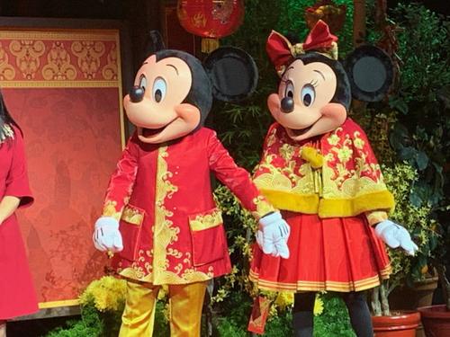 中国侨网米奇和米妮穿上了新年服装。（美国《世界日报》/张宏 摄）