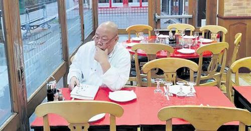 中国侨网在餐馆一筹莫展的薛超青。(《欧洲时报》/黄冠杰 摄)