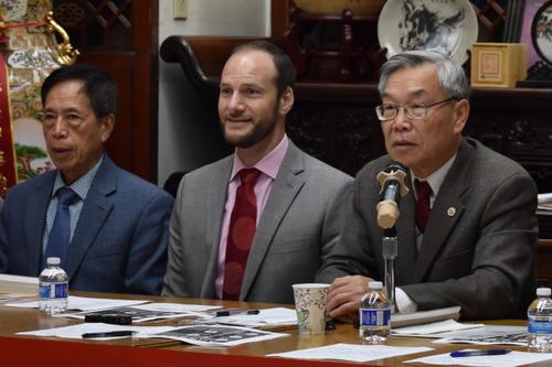 中国侨网新上任地检长博彻思(中)参加中华总会馆2020年初首次月会。(美国《世界日报》/李秀兰 摄)