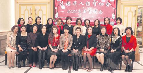 中国侨网高萍(前排左六)与法国华人经贸协会巾帼合影。(《欧洲时报》/欧文 摄)