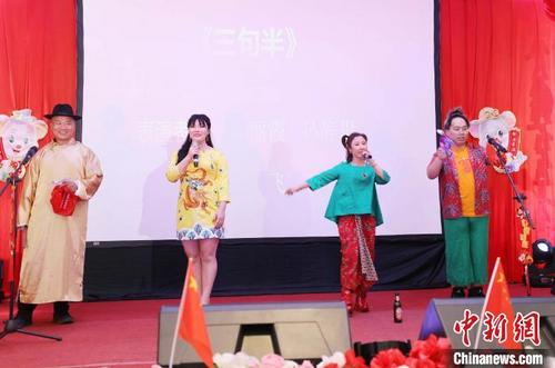中国侨网图为讴歌“一带一路”和中印尼友好的“三句半”语言类表演。 林永传 摄