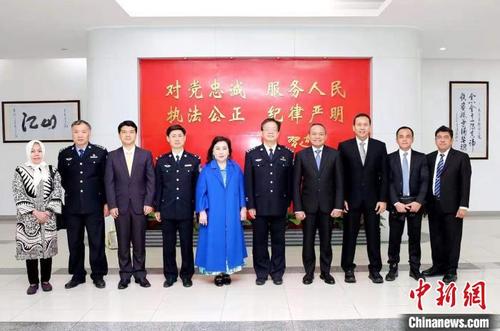 中国侨网图为2019年钟家燕（左五）陪同印尼国家警察总署代表团访问中国。　钟欣　摄