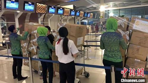 中国侨网由印尼福清商会募集捐赠的第三批23万只医用口罩等物资在印尼雅加达口岸顺利通关。　钟欣　摄